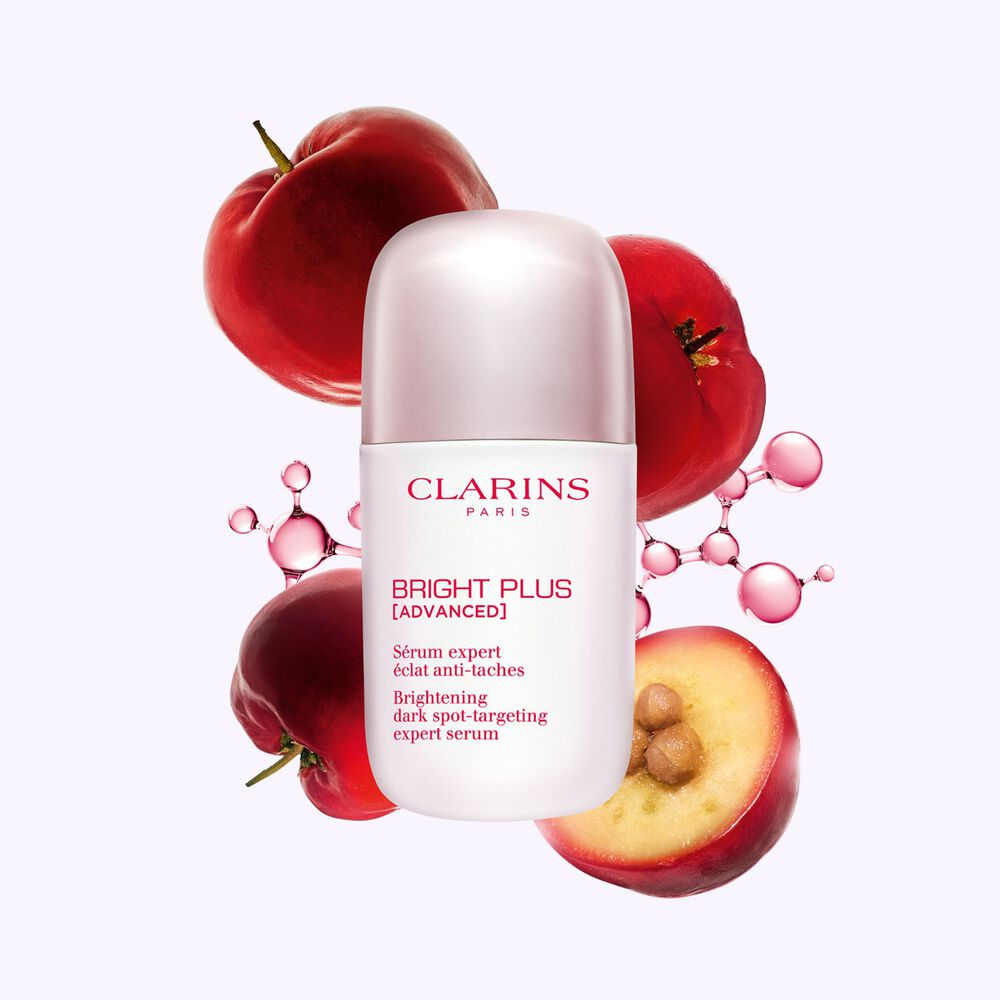 Packshot of Clarins Brightening Vitamin C-Derived Serum placed beside acerola fruits and a niacinamide molecule.