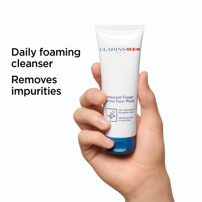 Packshot of the foaming face cleanser for men with text to highlight its cleansing and refreshing effects.