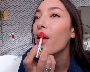 How to apply a Lip Oil? (Red Berry color)